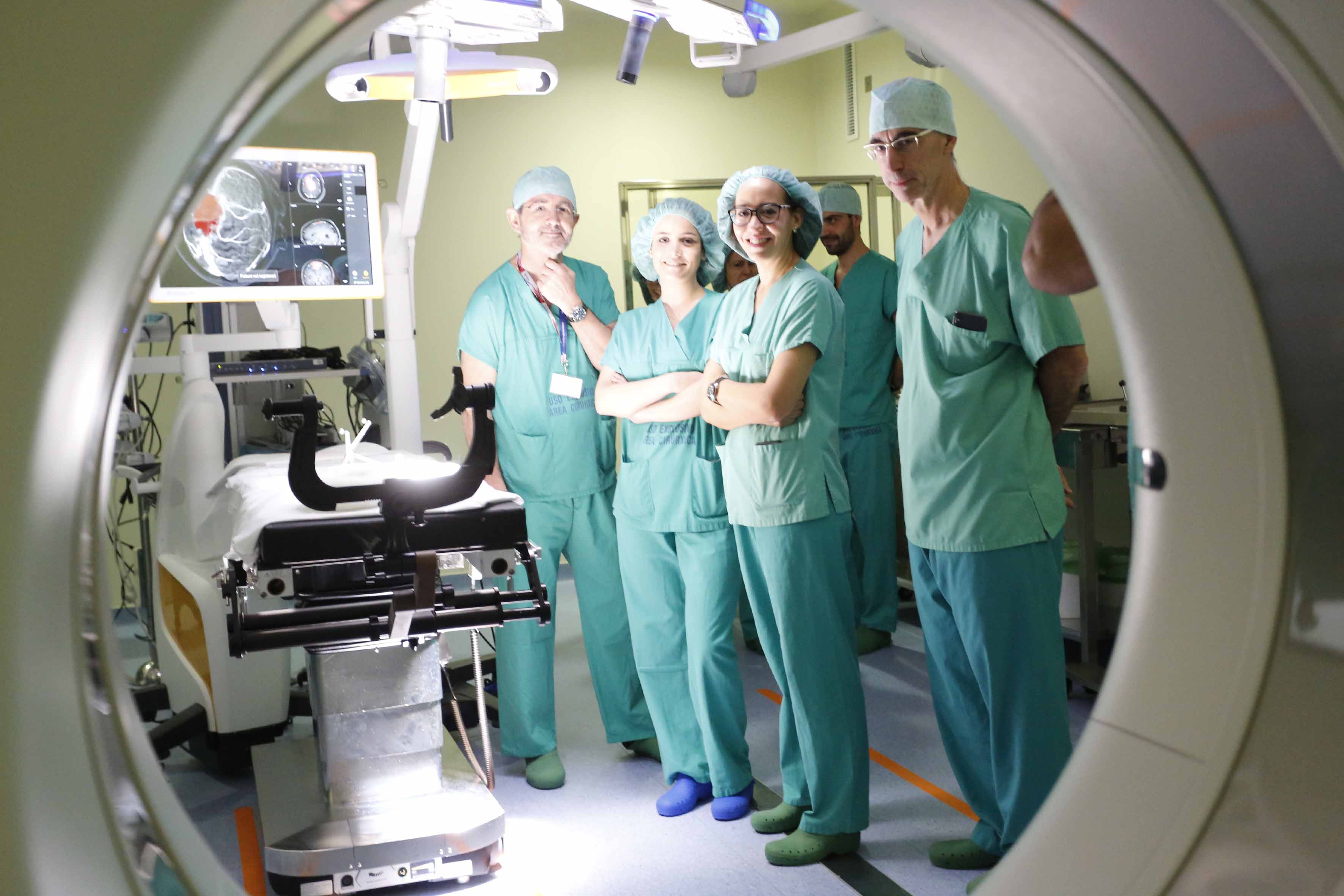 Equipo de cirujanos del Álvaro Cunqueiro con el nuevo TC