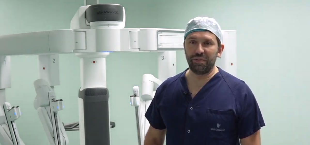 Doctor Javier Moradiellos, jefe del servicio de Cirugía Torácica del hospital con el robot Da Vinci