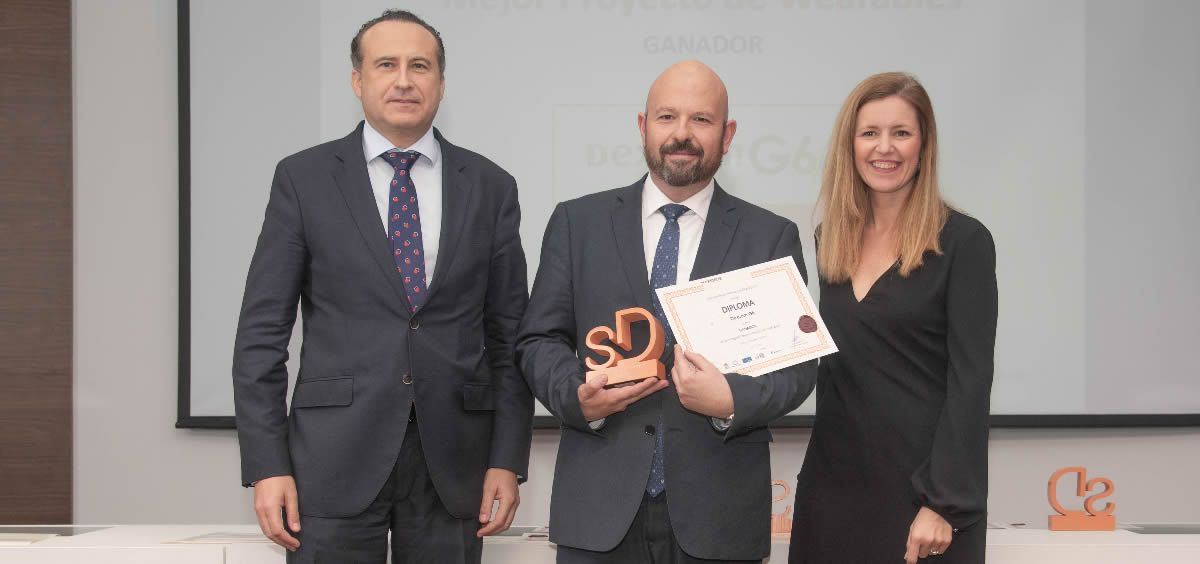 Francisco Crespo, director General de Novalab Ibérica, recogiendo el Premio SaluDigital a la iniciativa Dexcom G6