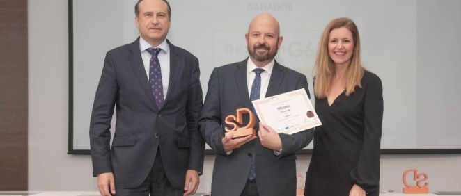 Francisco Crespo, director General de Novalab Ibérica, recogiendo el Premio SaluDigital a la iniciativa Dexcom G6
