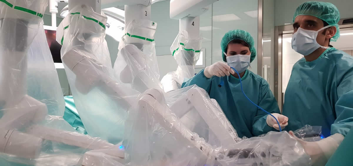El doctor Cabello, de la Fundación Jiménez Díaz, colocando los brazos del robot quirúrgico