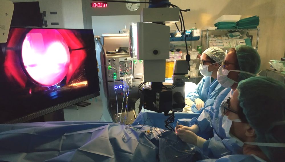 El Servicio de Oftalmología del Hospital Universitario del Henares durante una intervención quirúrgica con tecnología 3D.
