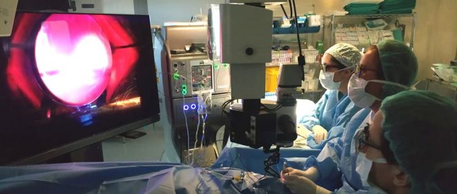 El Servicio de Oftalmología del Hospital Universitario del Henares durante una intervención quirúrgica con tecnología 3D.