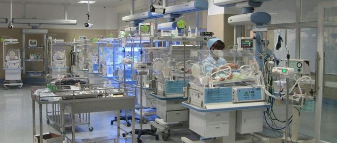 Investigadores del Hospital Infantil de UCLA están probando un dispositivo de”nana” activado por chupete (PAL) en recién nacidos prematuros