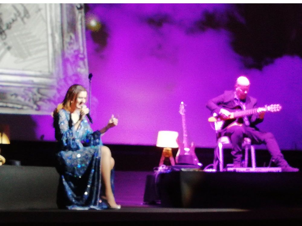 Diana Navarro cantando durante la presentación de Salup de PSN