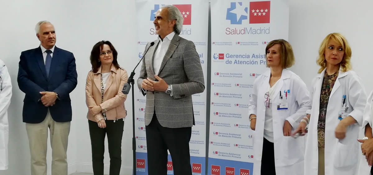 El consejero de Sanidad de la Comunidad de Madrid en funciones, Enrique Ruiz Escudero, atiende a los medios de comunicación tras su visita al Centro de Salud Las Calesas
