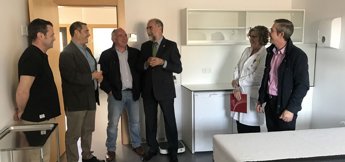 El consejero de salud de Navarra Domínguez junto con Mora, el alcalde Aguado y el equipo directivo, en el consultorio de Murchante