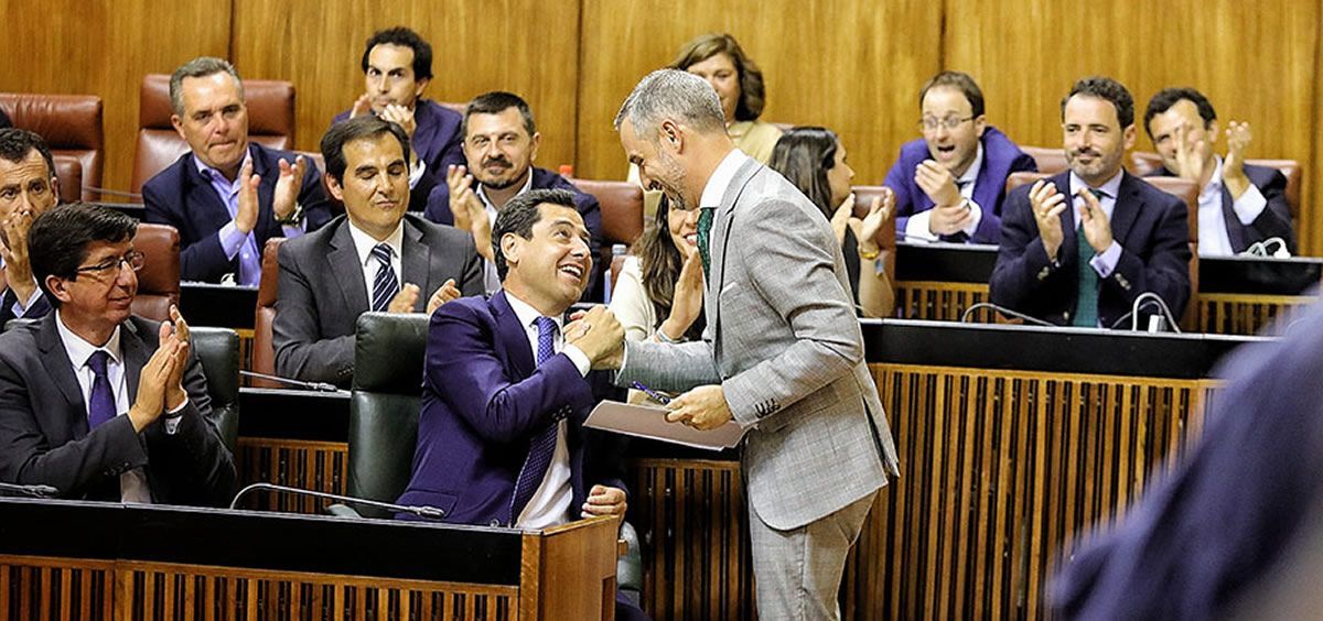 El presidente de la Junta, Juanma Moreno, y el vicepresidente, Juan Marín, felicitan al consejero de Hacienda, Juan Bravo, por su defensa de las cuentas para 2019