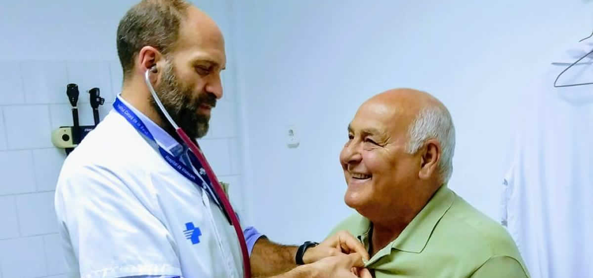 El Dr. Marina atén un pacient a l'Hospital de Viladecans