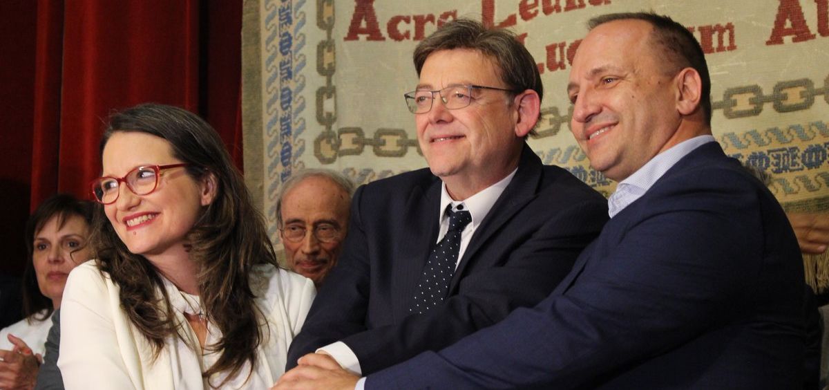 Ximo Puig (centro), junto a Mónica Oltra y Rubén Martínez Dalmau tras firmar el pacto del Botànic II.