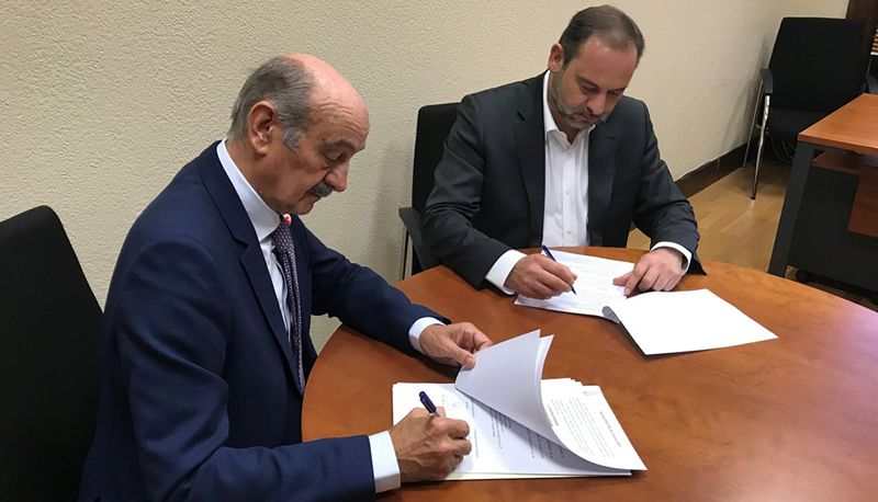 Firma del acuerdo entre José María Mazón, diputado del PRC, y José Luis Ábalos, del PSOE.