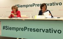 De izquierda a derecha: María Luisa Carcedo y Pilar Aparicio, este jueves durante la rueda de prensa celebrada en el Ministerio de Sanidad, Consumo y Bienestar Social