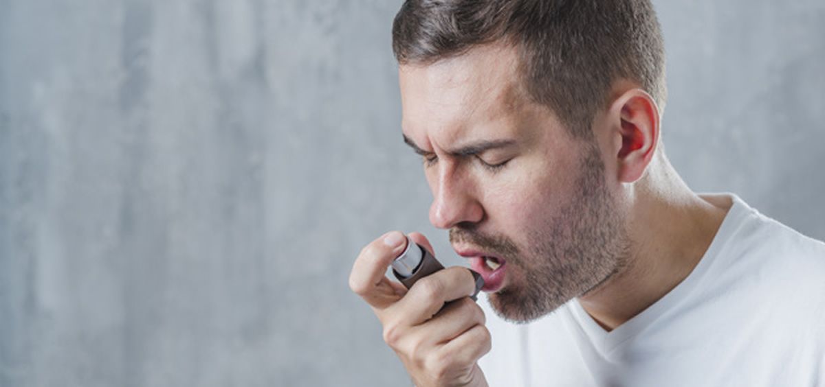 Paciente asmático con inhalador