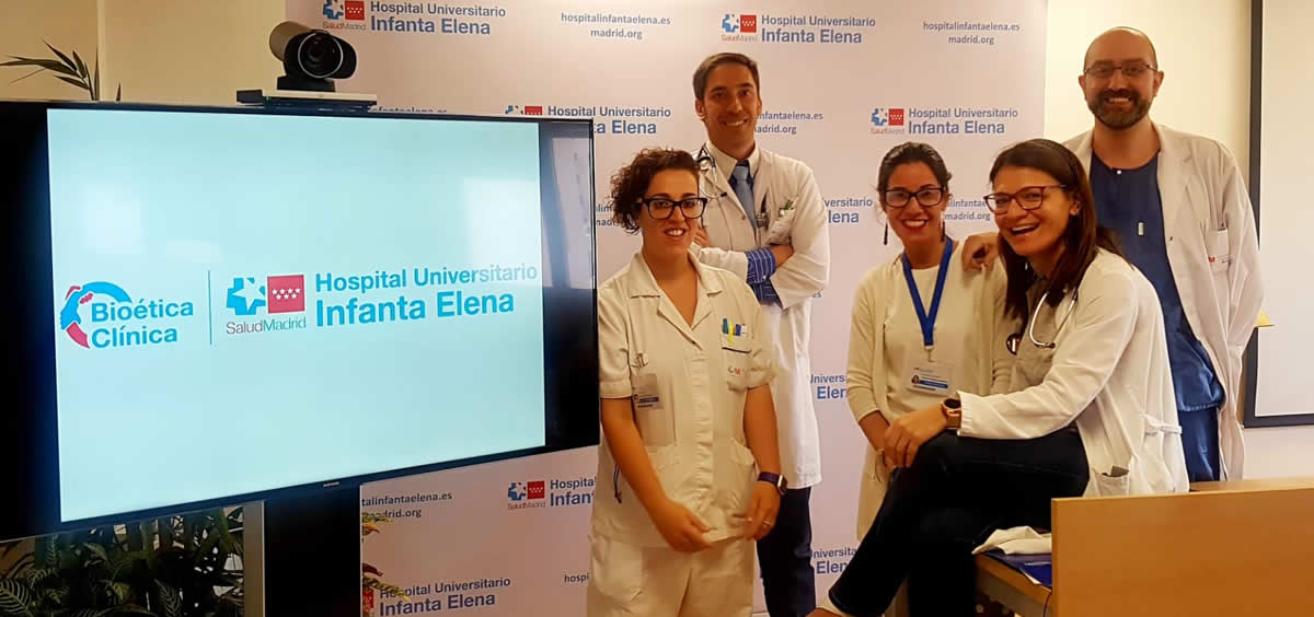 Los doctores Pachecho, Herrera (ambos a la dcha) y Ruiz (izda), junto a la enfermera y a la trabajadora social del equipo del DBC