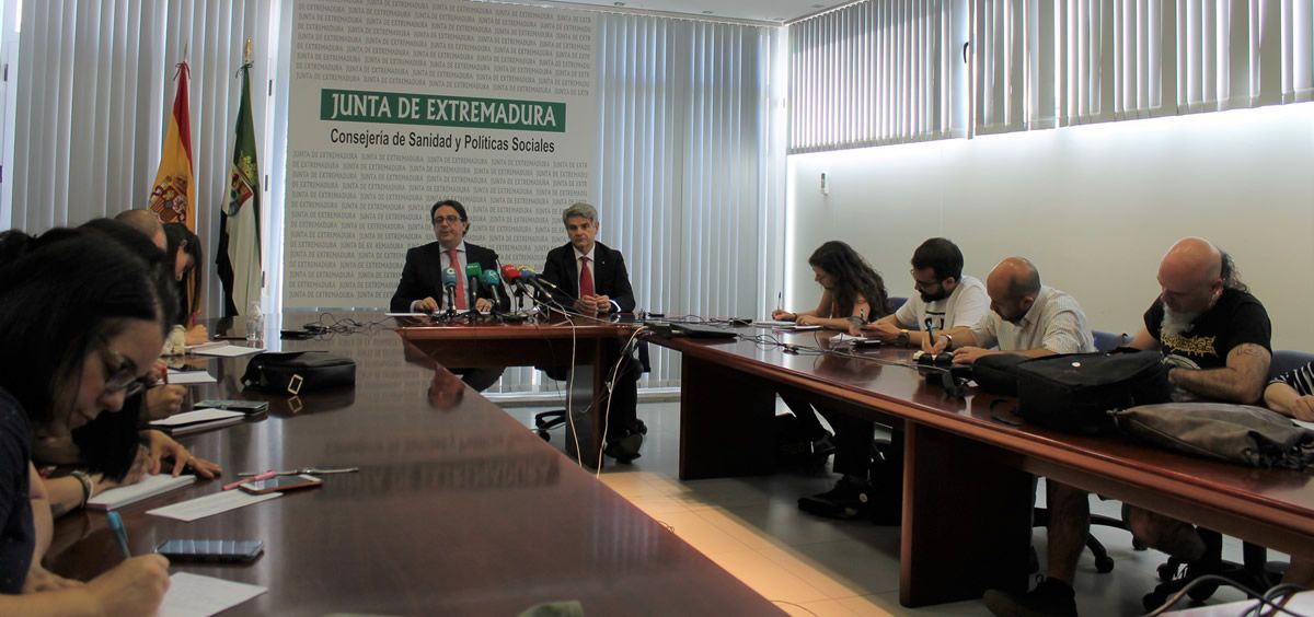 El consejero de Sanidad y Políticas Sociales, José María Vergeles y el director gerente del SES, Ceciliano Franco