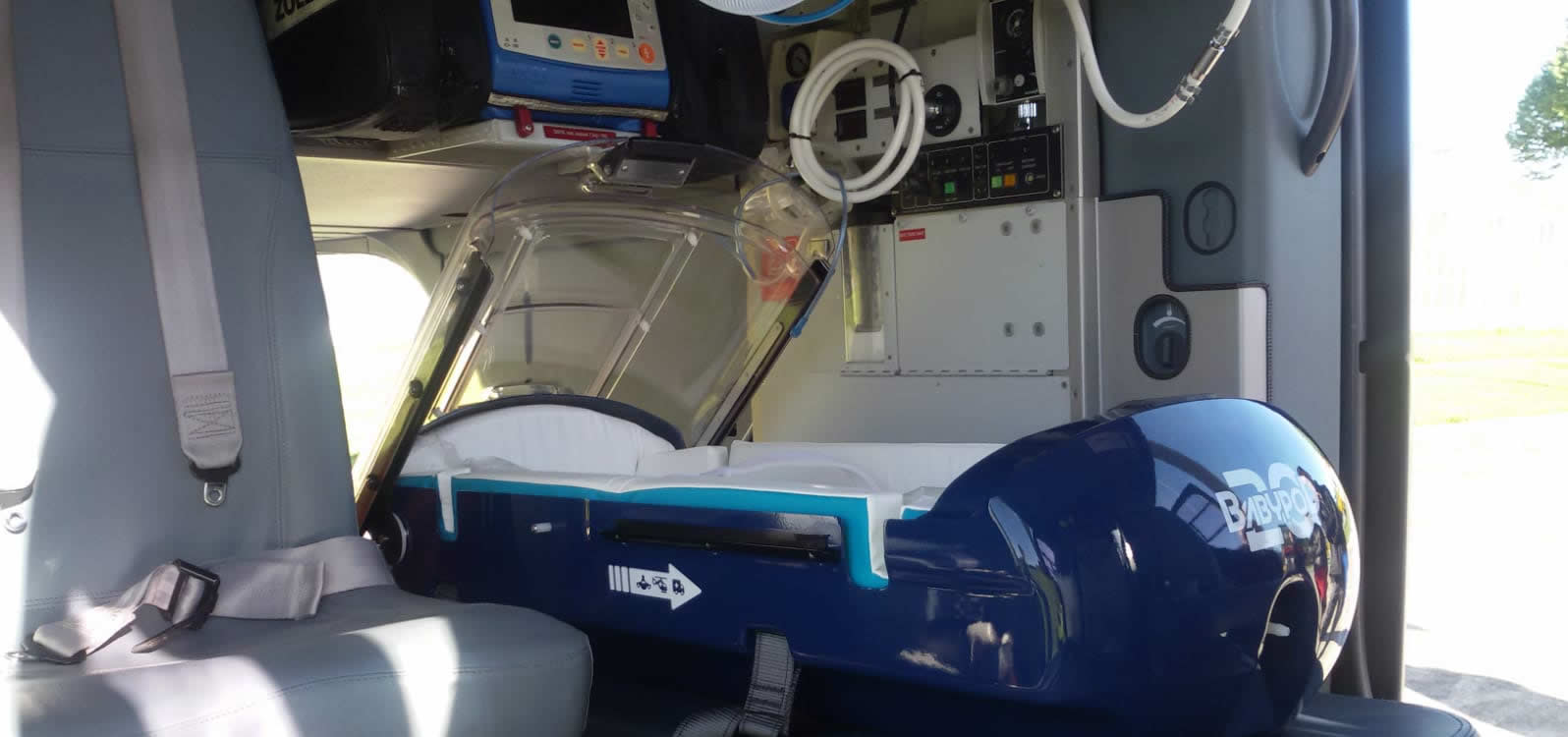 La incubadora, instalada en el interior del helicóptero medicalizado