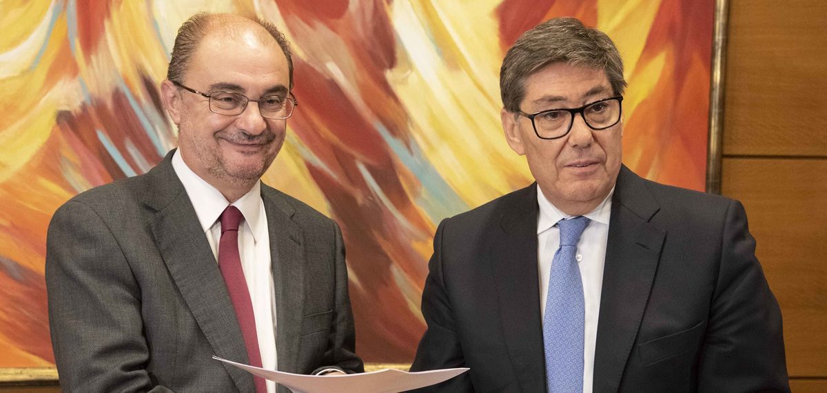 Javier Lambán (PSOE) y Arturo Aliaga, presidente del PAR, firmando el acuerdo de gobernabilidad en Aragón.