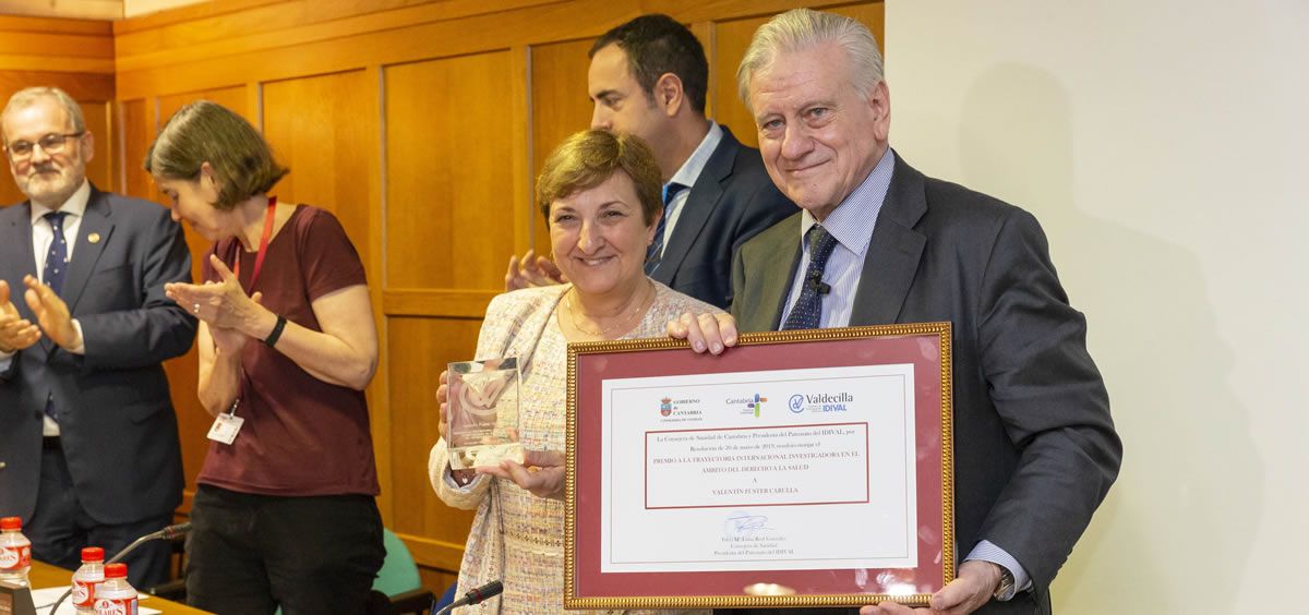 María Luisa Real ha hecho entrega del premio al cardiólogo Valentín Fuster | Foto: Miguel de la Parra