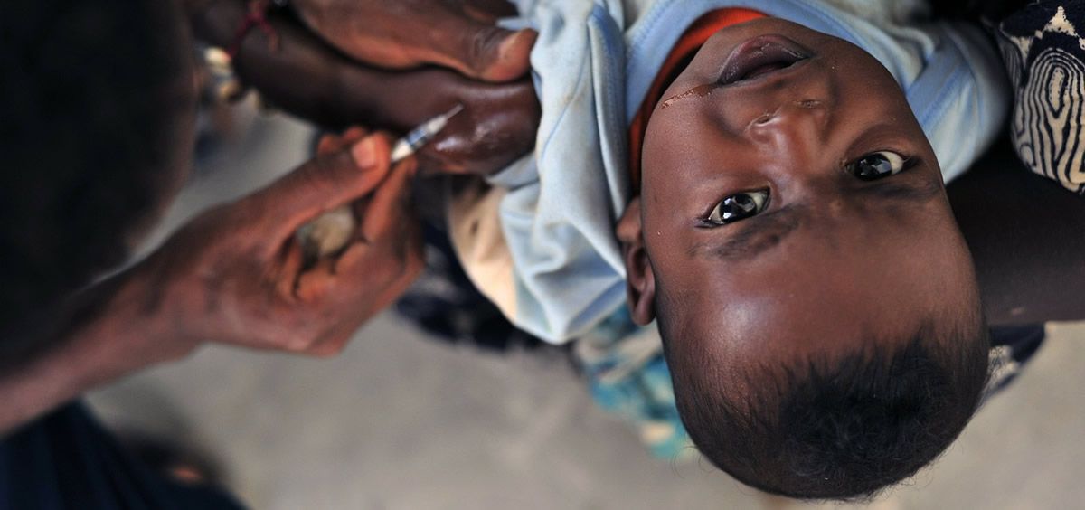 Niño africano recibiendo una vacuna