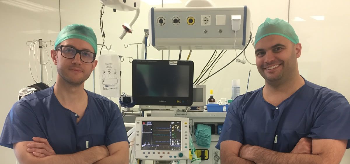  Los doctores Georgiev (izda) y González, en quirófano, con el modelo tridimensional.