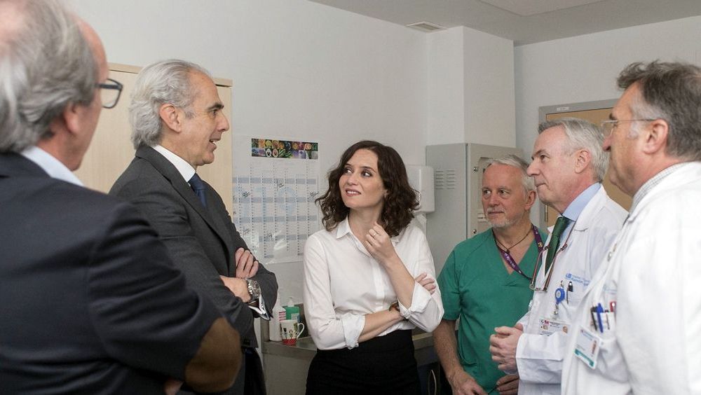 Isabel Díaz Ayuso visitando un hospital madrileño junto a Enrique Ruiz Escudero.