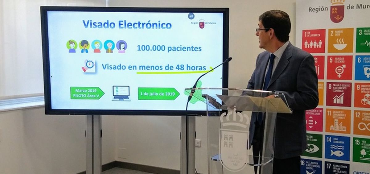 El consejero de Sanidad en funciones, Manuel Villegas, durante la presentación de la extensión del sistema nacional de receta y visado electrónico/ Foto: Consejería de Sanidad de Murcia