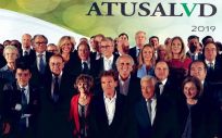 Foto de familia de los 59 galardonados en la octava edición de los premios 'A Tu Salud' | Foto: Twitter Enrique Ruiz Escudero (@eruizescudero)