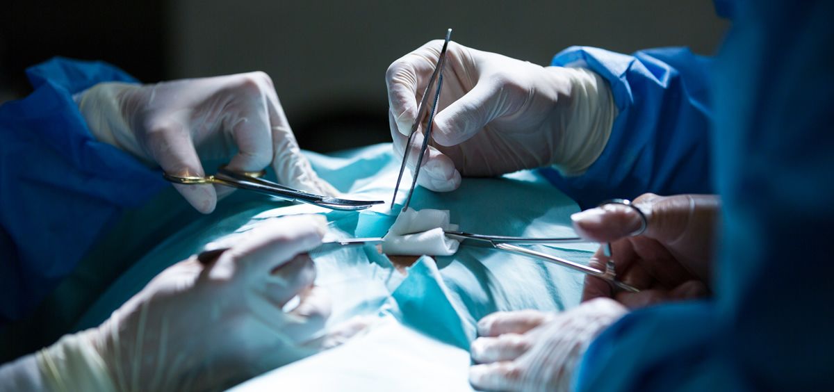 Profesionales sanitarios realizando una cirugía. (Foto. Freepik)