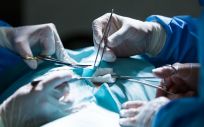 Profesionales sanitarios realizando una cirugía. (Foto. Freepik)
