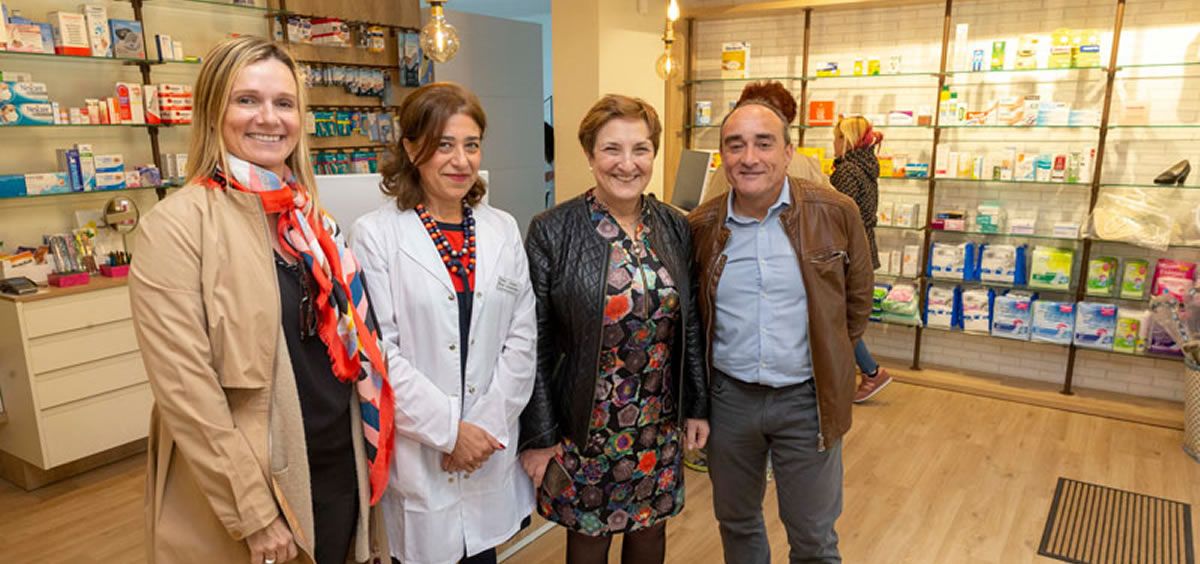 Foto de archivo, visita de la consejera de Sanidad a la farmacia de Rasines/Foto: Consejería de Sanidad de Cantabria