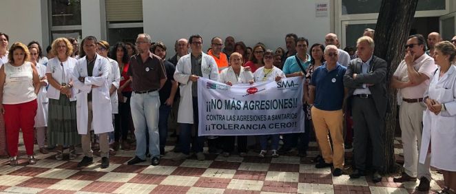 Los profesionales del centro de salud de San Pedro Alcántara protestando por una agresión (Foto: ConSalud)