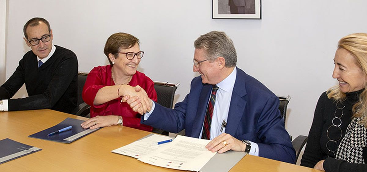 Foto de archivo de la firma del primer convenio entre Sanidad y la AECC para desarrollar el Programa 'Primer Impacto' (Oficina de Comunicación)
