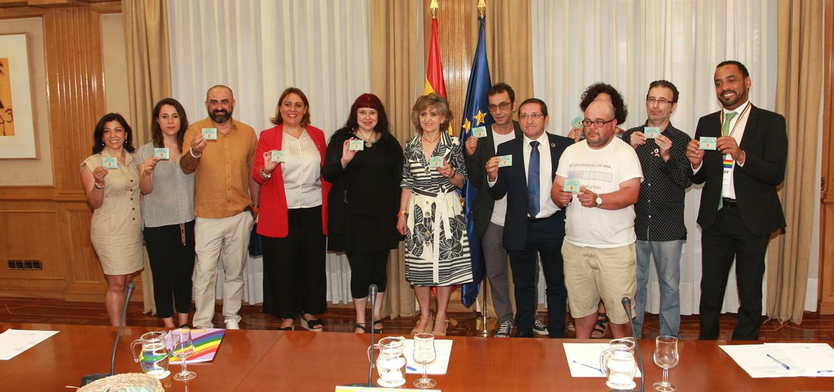 La ministra de Sanidad, María Luisa Carcedo, junto a colectivos LGBTI y entidades de VIH y Sida / Foto: Ministerio de Sanidad