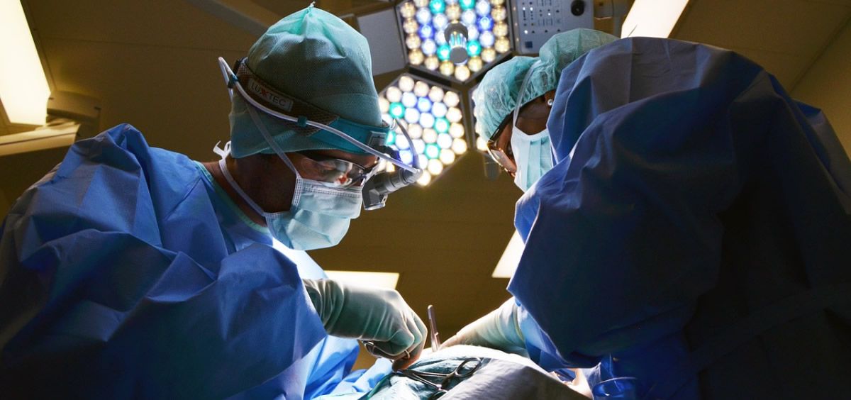 Cirujanos operando (Foto: Pixabay)