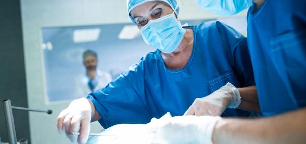 Cirujanos realizando una operación (Freepik)