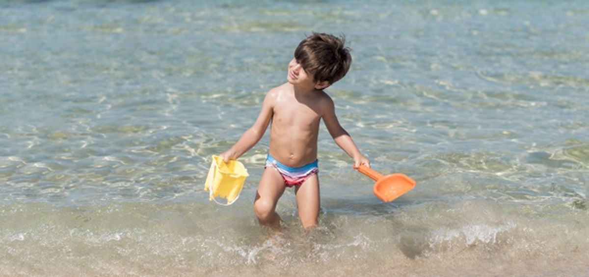 Niño en  la playa (Freepik)