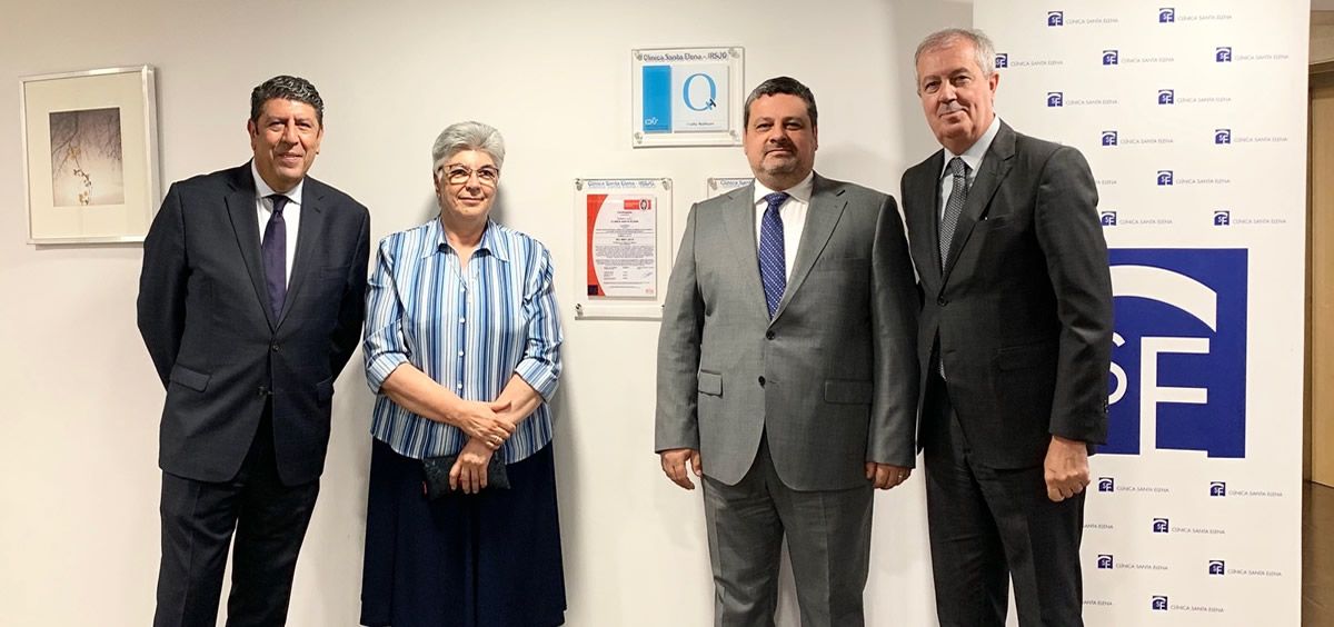 Descubrimiento de la placa de la acreditación QH en la Clínica Santa Elena (Foto. Fundación IDIS)