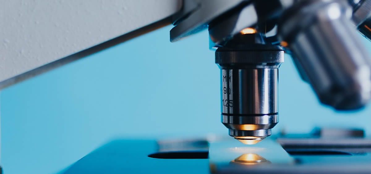 Imagen de un microscopio en un laboratorio. (Foto.Pixabay)