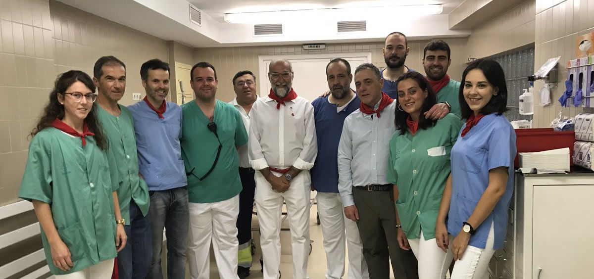 El consejero Domínguez durante su visita a la enfermería de la plaza de toros, acompañado del cirujano jefe, Ángel Hidalgo (Foto: Twitter Salud-Osasuna)