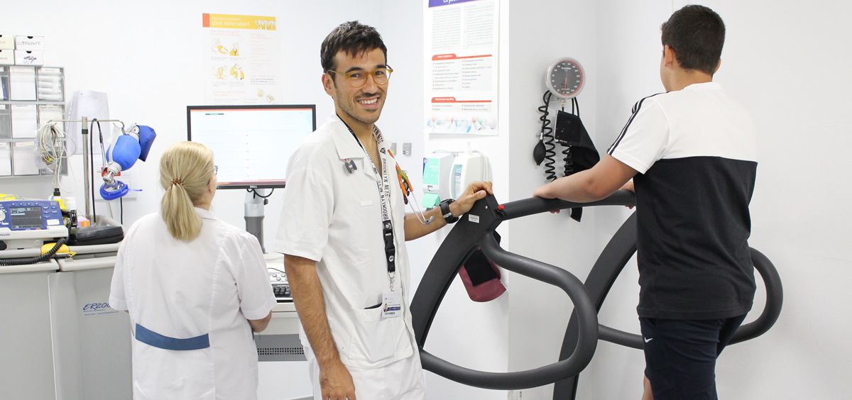 El Dr. Martín en la consulta de ergometría pediátrica del HUIE (Foto. Hospital Infanta Elena)