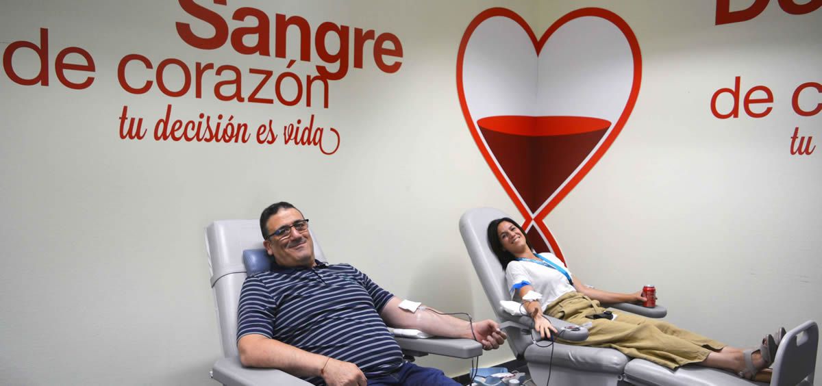 Dos personas donando sangre (Foto. ConSalud)