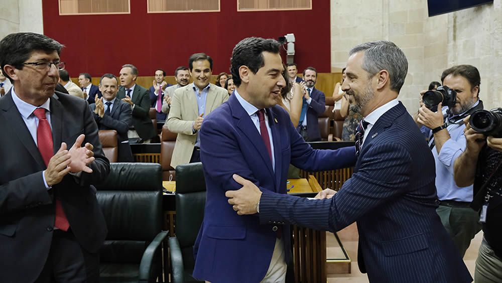 Juanma Moreno saluda a Juan Bravo, en presencia de Juan Marín, tras la aprobación de los presupuestos de la Junta para 2019 (Foto: Junta de Andalucía)