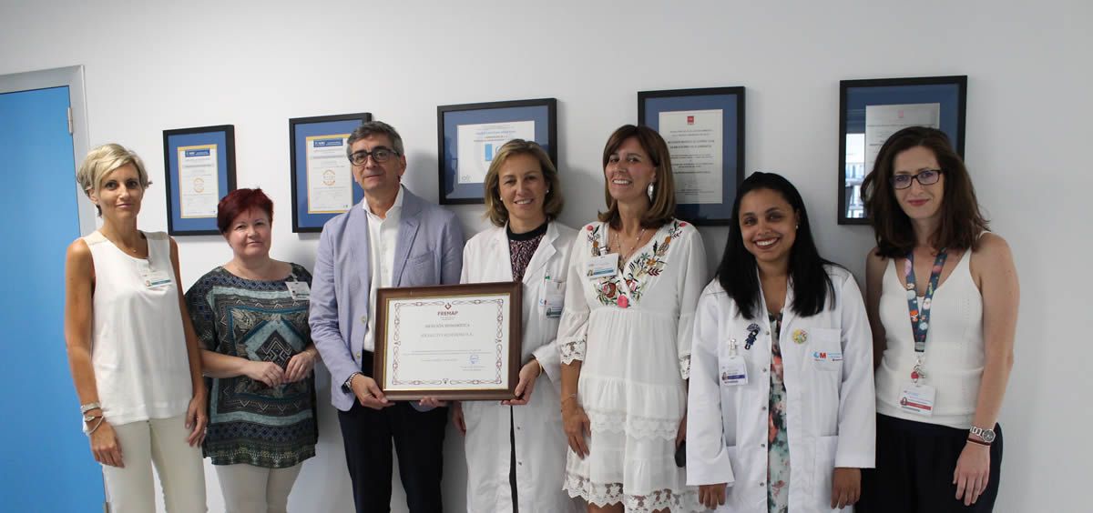 Entrega del diploma al Hospital Universitario Infanta Elena (Foto. ConSalud)