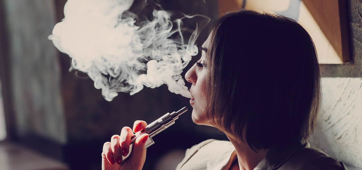 Mujer con cigarrillo electrónico (Foto. ConSalud)