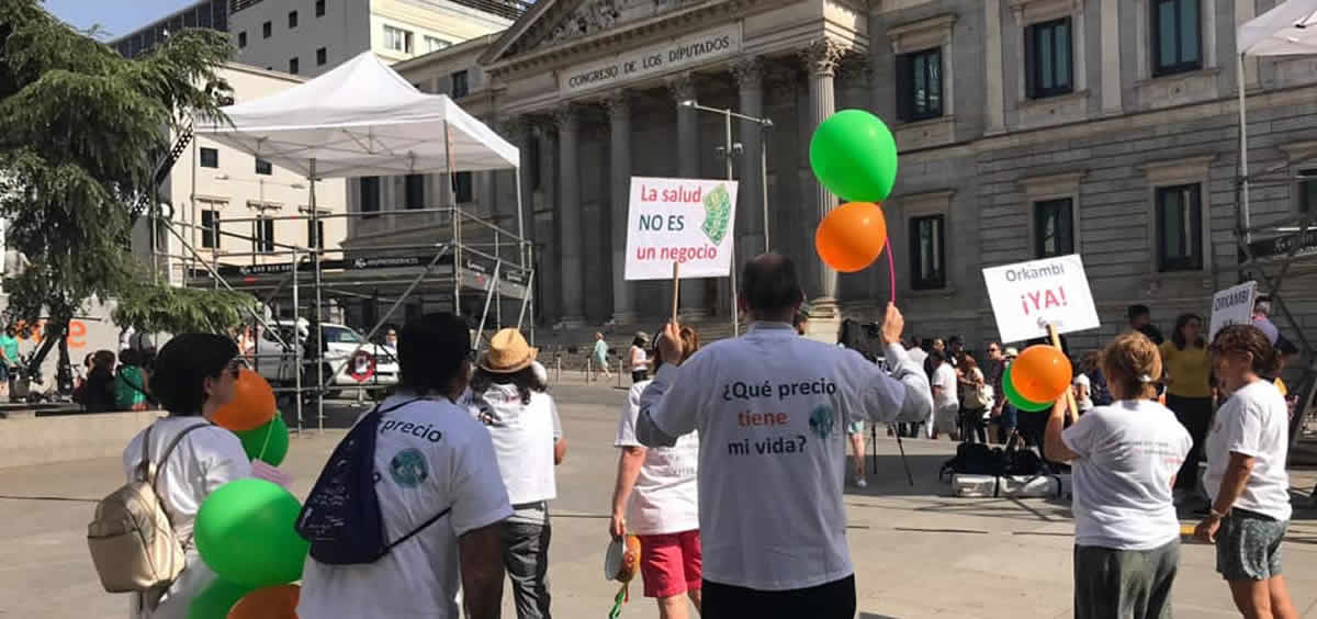 La Asociación Madrileña de Fibrosis Quística se manifiesta en las puertas del Congreso de Diputados (Foto. Facebok Asociación Madrileña de Fibrosis Quística)