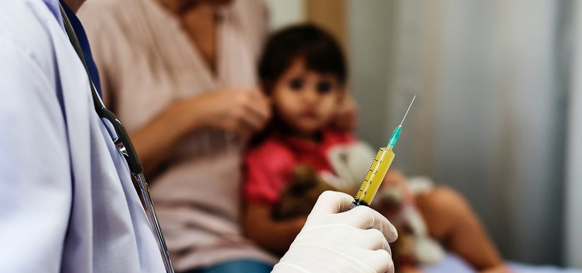 Sanitaria a punto de inyectar una vacuna. (Foto. Rawpixel)