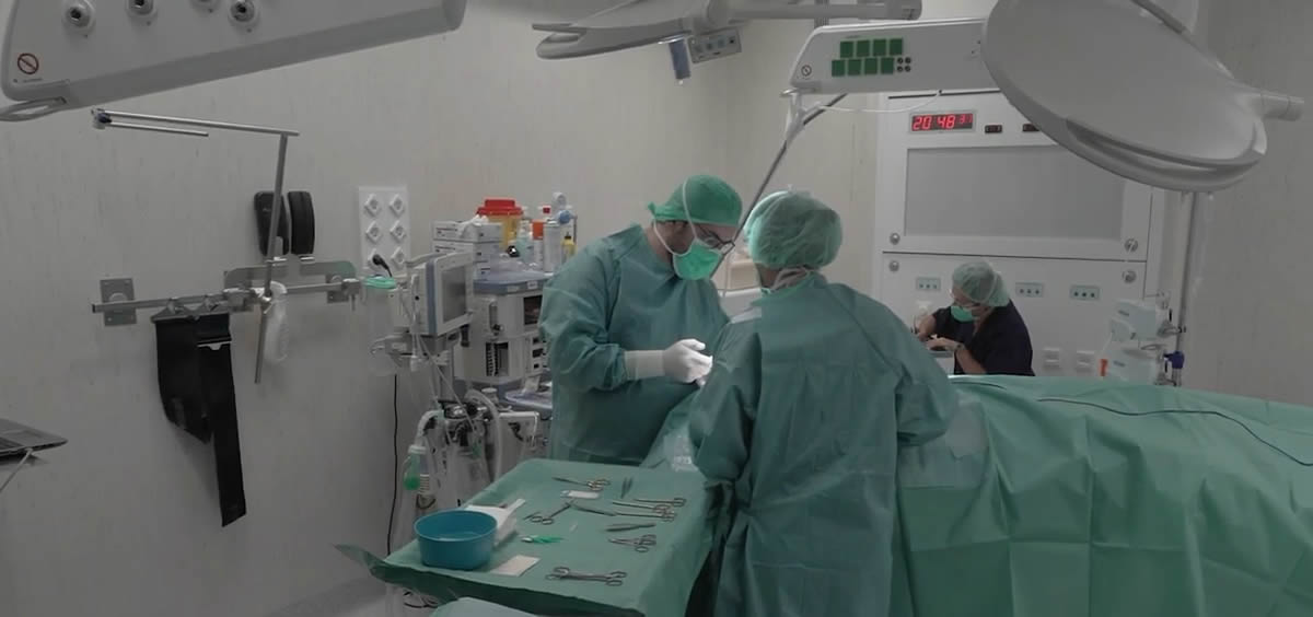 Cirujanos trabajando en la técnica (Foto. YoutubeQuirónsalud)