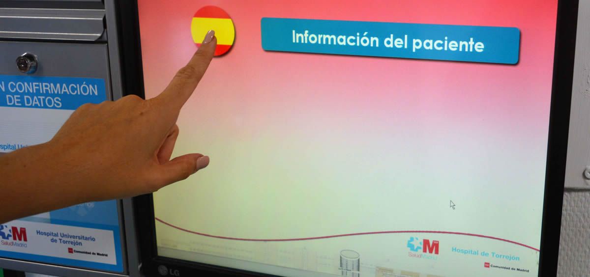 Pantalla táctil de información en la sala de Urgencias (Foto. ConSalud)