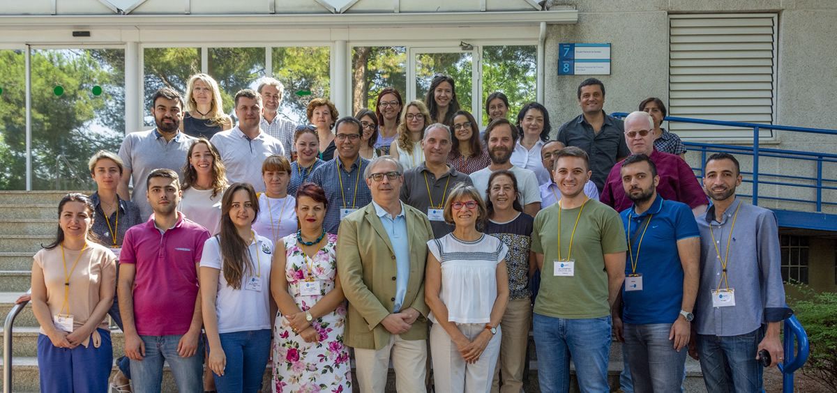 Foto de familia con investigadores de la Escuela Nacional de Sanidad (Foto. Gobierno de España)