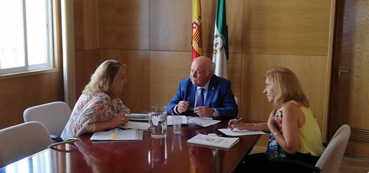 El consejero de Salud y Familias de la Junta de Andalucía, Jesús Aguirre, reunido con la Fundación Luzon (Foto. Junta de Andalucía)